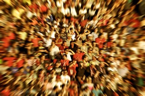 Gruppo di persone che partecipa a un evento sportivo all'aperto in montagna