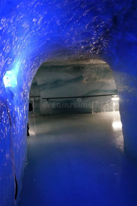 Immagine del palazzo del ghiaccio di Lillehammer, costruito all'interno di una roccia