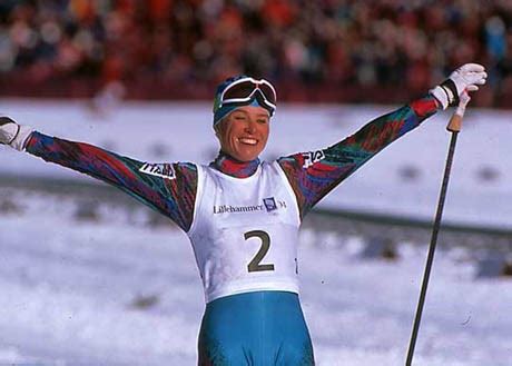 Manuela Di Centa celebra una delle sue vittorie nello sci di fondo a Lillehammer 1994