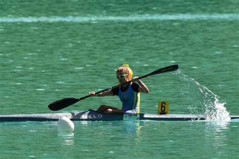 Immagine di una gara di canoa slalom con atleti che navigano tra le porte.