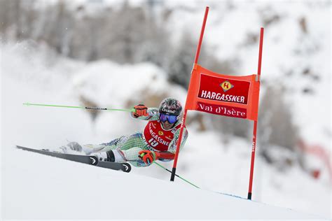 foto di Marco Odermatt che gareggia in slalom speciale ad Adelboden