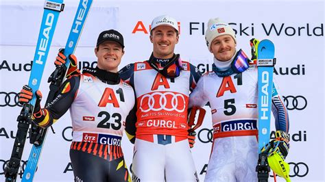 foto di Paco Rassat sul podio dello slalom speciale di Adelboden