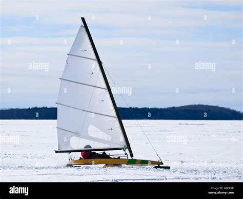 Slitta con vela su un lago ghiacciato, in azione