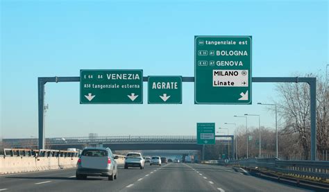 Segnaletica stradale per l'accesso alla Diavolezza in inverno
