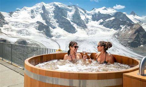 Jacuzzi all'aperto del Berghaus Diavolezza con vista panoramica sulle montagne