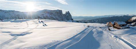 panoramica dell'Alpe di Siusi con piste da sci di fondo battute e montagne dolomitiche sullo sfondo