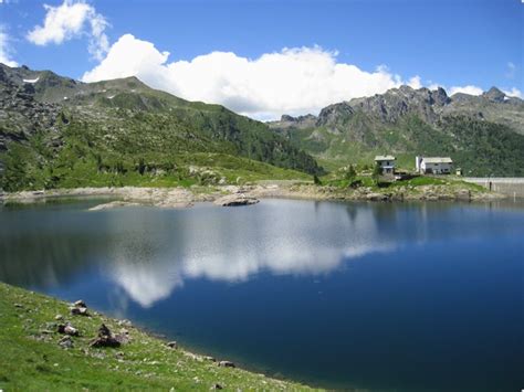 panoramica della Val Gerola con la diga del lago di Pescegallo in lontananza