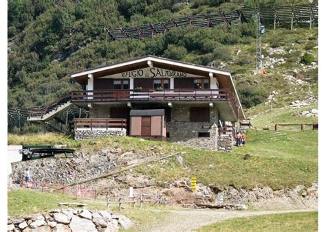 sentiero che sale verso il Rifugio Salmurano con vista panoramica