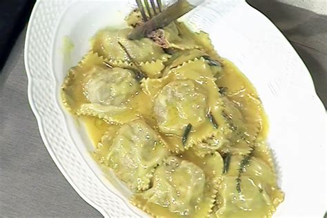 Primo piano di un piatto di Ravioles, con ingredienti tipici in evidenza