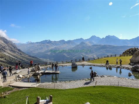 Vista panoramica dalla stazione intermedia Pavillon du Mont Fréty, con focus sul giardino botanico Saussurea e sulle valli circostanti.