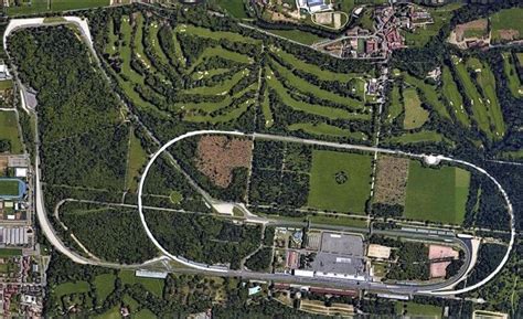 Vettura Gran Turismo che affronta una curva veloce sull'Autodromo di Monza