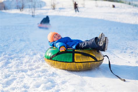 Bambini che giocano in un baby park innevato al Monte Cimone.