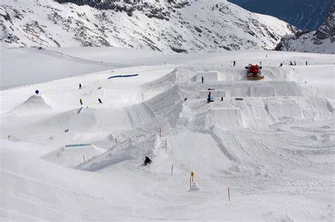 Snowpark Betterpark Hintertux con diversi ostacoli e rail