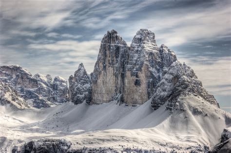 Vista ravvicinata delle Tre Cime di Lavaredo con neve fresca