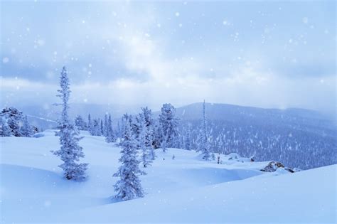 Un esempio di cinemagraph con neve che cade su un paesaggio montano