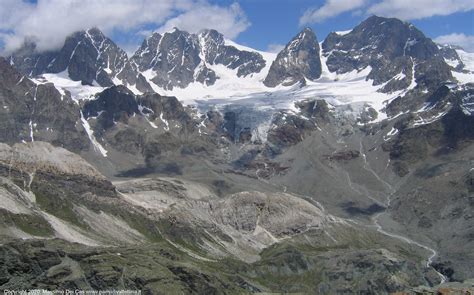 Vista panoramica del versante del Sasso Nero, evidenziando la presenza di rocce scoperte che influiscono sulla stabilità del manto nevoso.