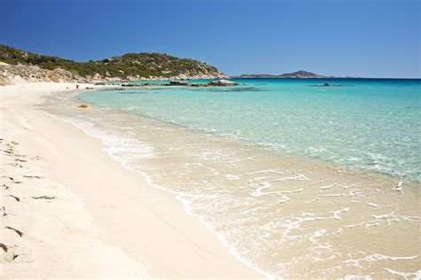 Immagine stilizzata di una spiaggia alla moda con elementi della moda francese indie