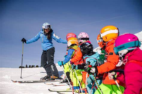 Gruppo di sciatori che ascoltano attentamente le istruzioni della guida alpina