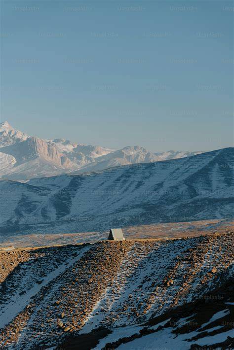 Immagine di freerider che scendono su un pendio innevato a Punta Indren, con il massiccio del Monte Rosa sullo sfondo.