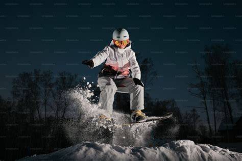Sciatore che pratica freeride su un pendio innevato vicino a Gressoney La Trinité.