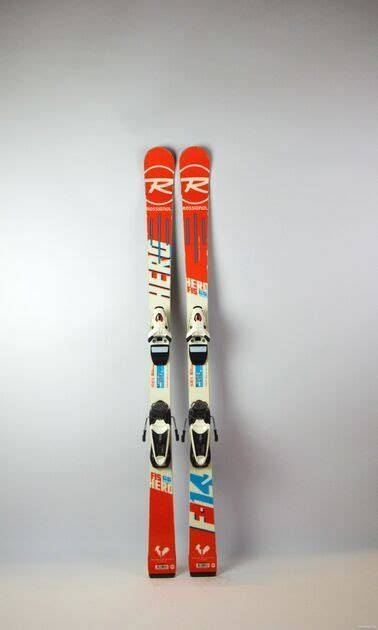 Sci da pista Rossignol Hero Demo Beta Carbon in primo piano, con focus sul design blu e bianco e sulla struttura.