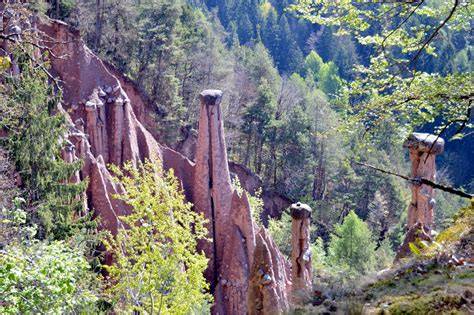 Le caratteristiche Piramidi di Terra di Soprabolzano con i loro massi sommitali