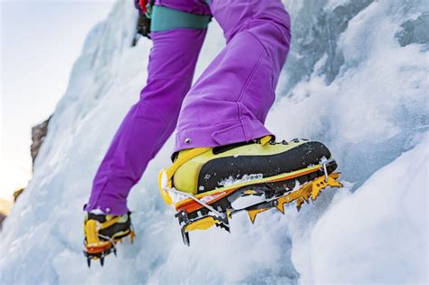 Schema che confronta la struttura e le punte dei ramponi a spikes, cramponi e catene