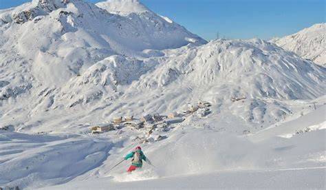 Immagine panoramica di un comprensorio sciistico alpino italiano