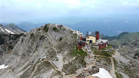 Panoramica delle valli innevate con il Rifugio Fraccaroli visibile in lontananza