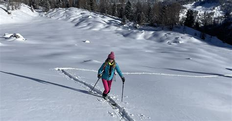 Sci alpinisti che scendono su neve polverosa nella Forcella delle Sasse