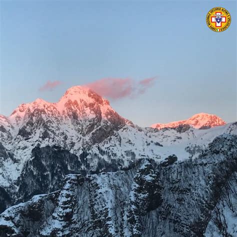 Vista dalla Forcella del Cristallo con i pendii ripidi e la neve polverosa