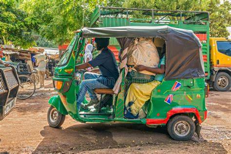 Un bush taxi sovraccarico in un mercato africano