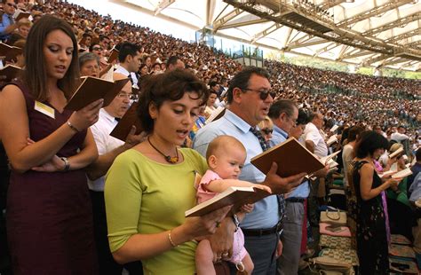 Un gruppo di Testimoni di Geova che studia la Bibbia con una famiglia