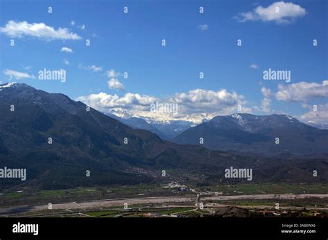 vista panoramica sull'Altopiano del Montasio con montagne innevate