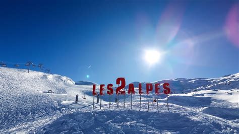Percorso di slopestyle con salti, rail e box, visto dall'alto.