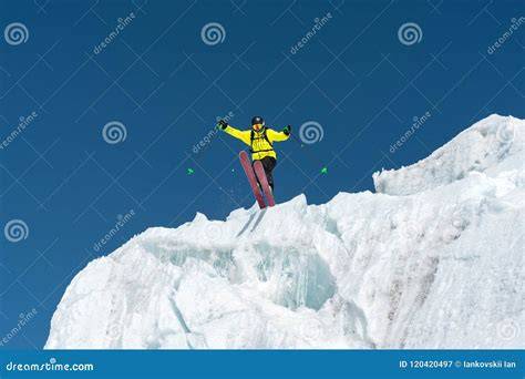 Sciatore con occhiali da ghiacciaio durante un'uscita di scialpinismo