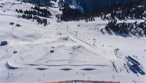 Vista aerea dello Snowpark Obereggen con diverse strutture per freestyle
