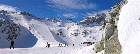 Immagine del Ghiacciaio Presena con sciatori sulle piste