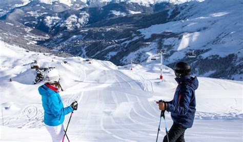 Panorama innevato delle montagne abruzzesi con un comprensorio sciistico e bambini che giocano sulla neve