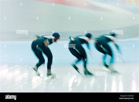 Pattinatori artistici in azione su una pista di ghiaccio