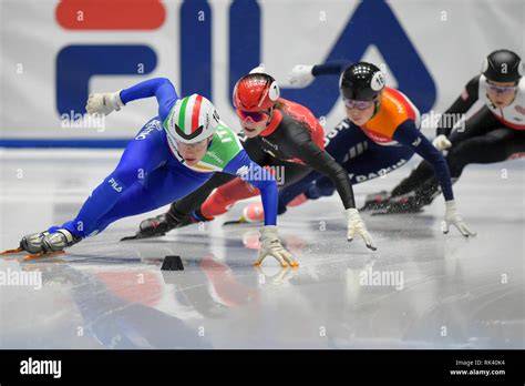 Atleti di pattinaggio di velocità in azione su una pista
