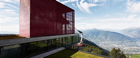 Architettura moderna della stazione a monte della Funivia Merano 2000 con vista panoramica sulle montagne