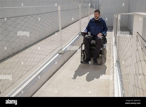 Rampa di accesso accessibile per sedie a rotelle alla stazione della Funivia Merano 2000