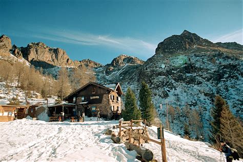 Il Rifugio Sette Selle immerso nel paesaggio montano