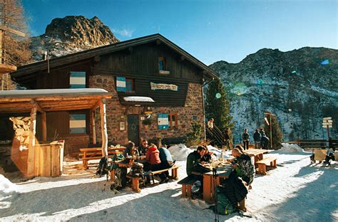 Interno del Rifugio Sette Selle con piatti tipici trentini