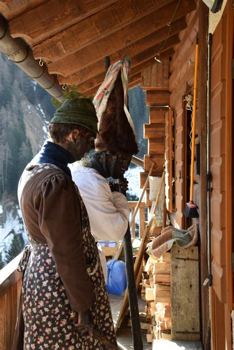 Un tipico maso Mocheno con il suo poggiolo in legno