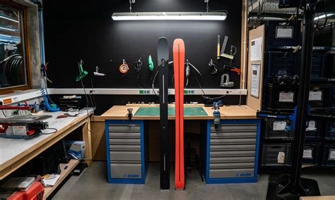 Officina specializzata per la manutenzione degli sci