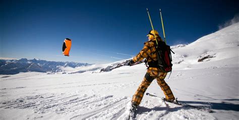 Persone che praticano snowkiting su un pendio innevato