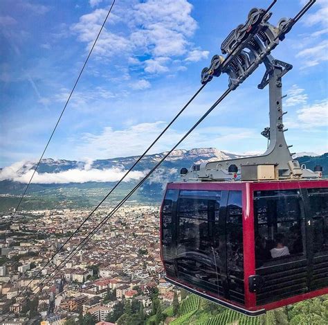 Vista panoramica della Funivia del Renon con le cabine in movimento tra le montagne