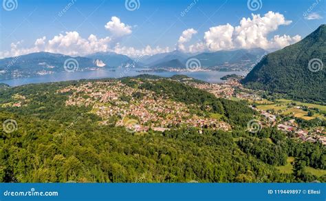Vista panoramica del Lago Maggiore dall'alto, con le Alpi sullo sfondo